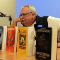 21 czerwca 70. urodziny obchodzi zasłużona postać polskiej literatury fantastycznej - Andrzej Sapkowski.